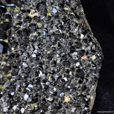 Меланит (разн. граната), друза, с пиритом, эпидотом, самородной медью - 310*235*100мм (ААА)