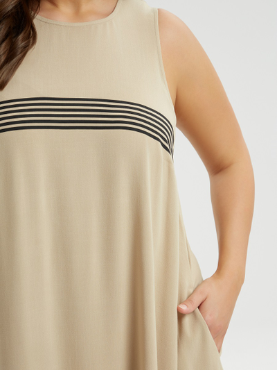 Летнее платье беж с эффектной черной отделкой