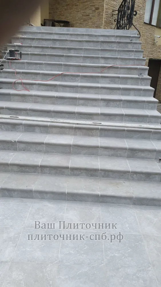 Восстановление лестницы с устройством гидроизоляции и укладка клинкерной плитки на ступени с выполнением оцентровки.