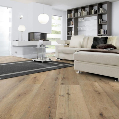 Виниловый пол Wineo 800 Wood XL Corn Rustic Oak DB00064 в интерьере гостиной
