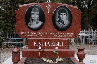 Картинка горизонтального памятника на могилу с круглыми портретами в СПб