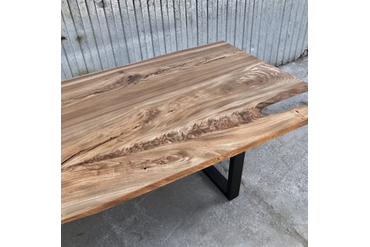 Стол из слэбов карагача с сучком. Работа spilcenter.com, г.Челябинск