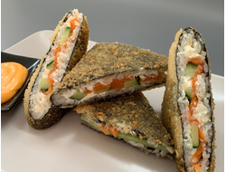 Горячие онигири с лососем 4шт