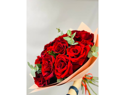 Букет из 15 французских роз с эвкалиптом