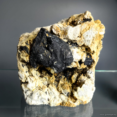 Ильменит, кристалл на полевом шпате. Россия. 140*75*155мм