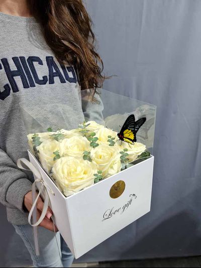 Букет роз в коробке с  бабочками №53