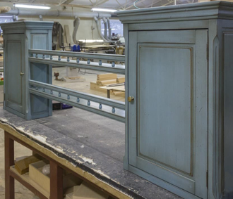 Полка навесная с балюстрадой.