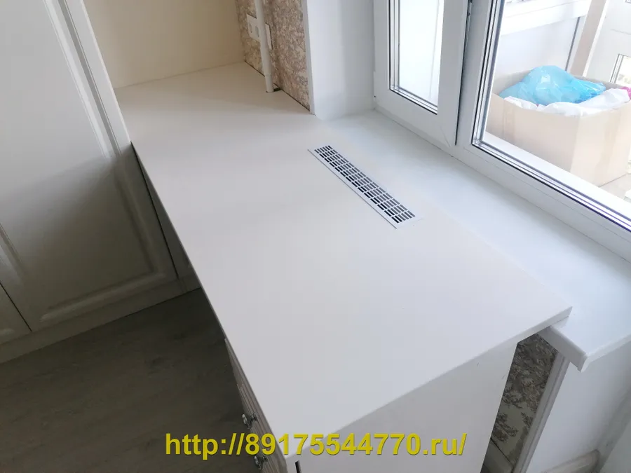 020 Шкаф и стол.
Фасады: МДФ белые, покраска по RAL 9003.
Корпус: ЛДСП Egger, W1000 Белый Премиум, ST38.