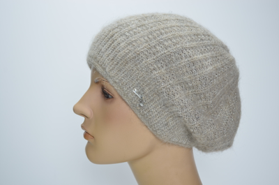 Бежевый берет из мохера и альпака