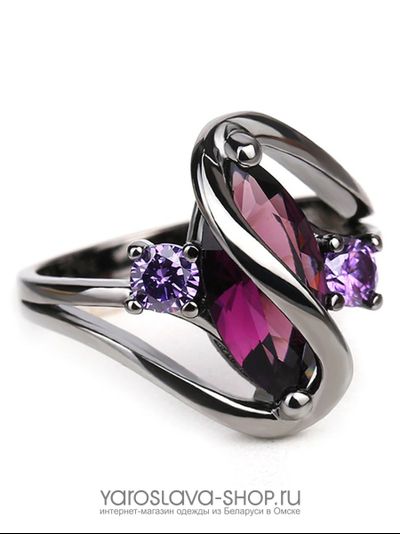 AL-061. Кольцо с фиолетовым цирконом и двумя розовыми кристаллами.
