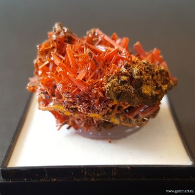 Крокоит — кристаллы на породе в пластиковом боксе. ААА