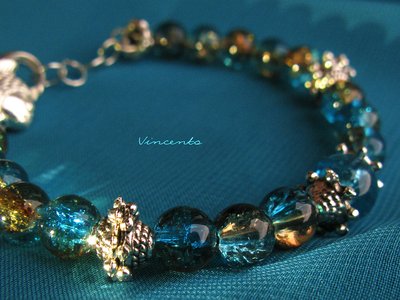 Отдых на лазурном берегу... Браслет в морском стиле с бусинами "кракле" и рыбкой