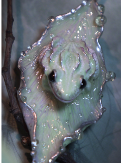 "Принцесса Льдистого Сада, Селадон", коллекционная мини-брошь с лягушкой