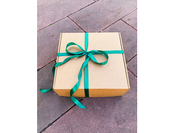 2 шт. - Подарочная коробка с наполнителем и зеленой лентой (37x37x14 см)