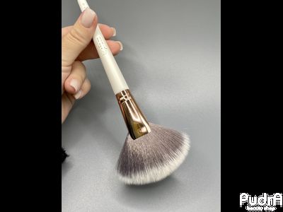 Topface Кисть для макияжа F22 Fan Brush для хайлайтера