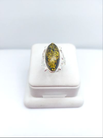 Кольцо "Лепесток" из зеленого янтаря