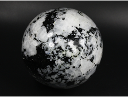 Шар Лунный камень, Турмалин чёрный (шерл), Индия (78 мм, 746 г) №35326