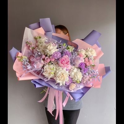 Бело-розовый букет в стильной матовой упаковке