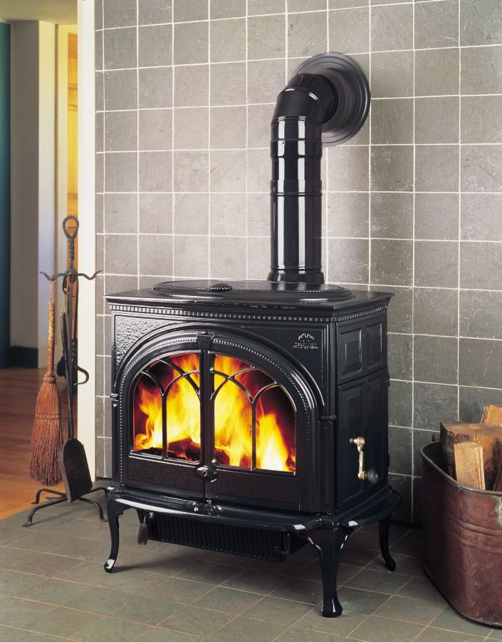 Печь Jotul F600 BBE подключенная к верхнему дымоходу уходящему в стену