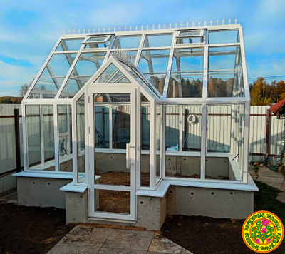 Базовая комплектация теплицы в английском стиле с холлом из стекла и алюминия ЕЛИЗАВЕТА S размером 4000 х 3000