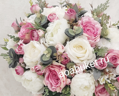 Композиция из искусственных цветов на статуэтке Ангелочка Беатрис № СА007/Купить Москве на АОАБУКЕТ