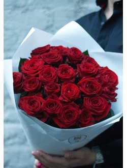 21 красная роза в белом