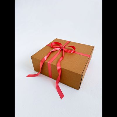 Большая подарочная коробка GILEV 37х37х14см с персиковой лентой и наполнителем крафт