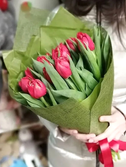 15 пионовидных тюльпанов