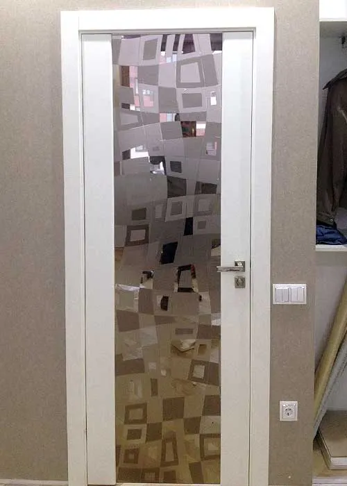 Дверь межкомнатная с художественным зеркалом