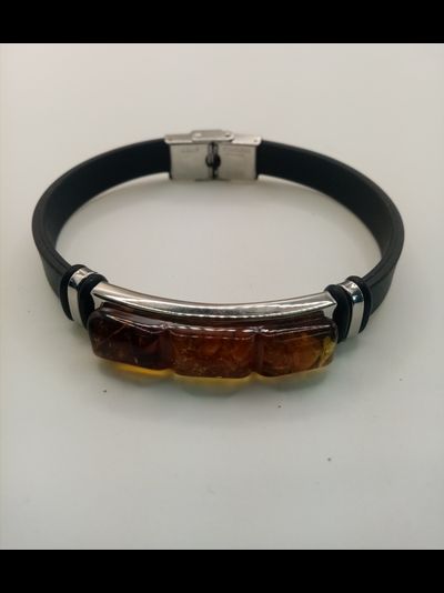 Браслет на каучуковом ремне с янтарем.