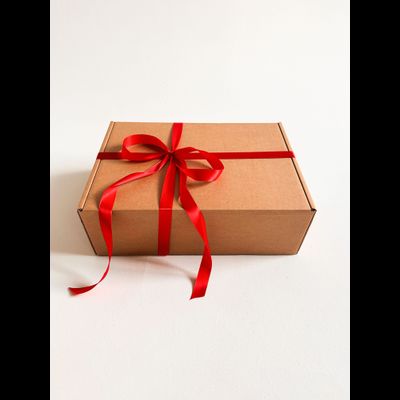 Большая подарочная коробка GILEV 44x32x15см с красной лентой и наполнителем крафт