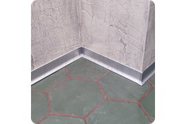 Пример установки алюминиевого плинтуса ПЛ 40, который добавляет элегантности любому пространству.