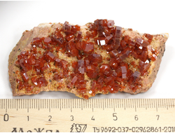 Ванадинит, кристаллы на породе, Марокко (75*37*22 мм, 68 г) №35890