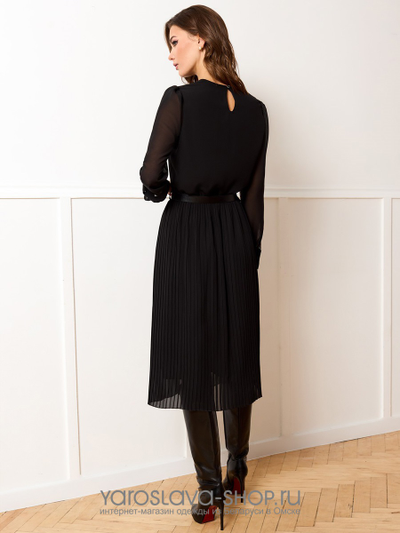 Платье прямого силуэта черно-зеленого цвета с растительным принтом