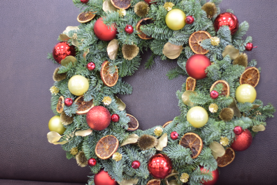 Новогодний венок из нобилиса (датской ели) с декором.