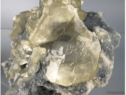 Кальцит, друза кристаллов свободного роста на барите.  Россия. 140*100*70мм