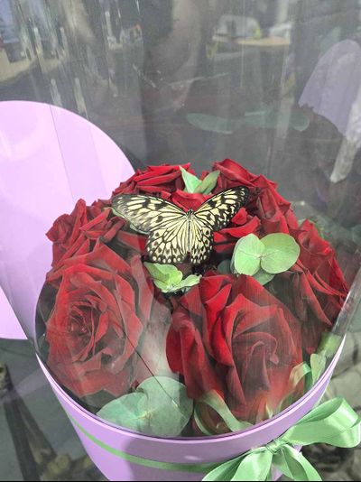 Букет французских роз с бабочкой №135