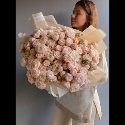 Большой букет бежевых пионовидных роз