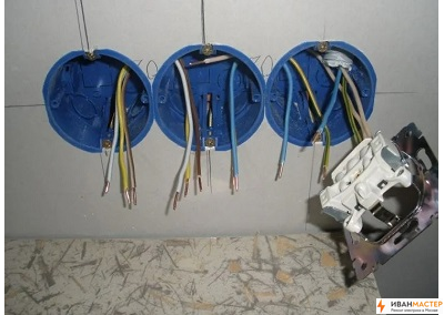 Установка тройных подрозетников в стене квартиры Москва ИВАНМАСТЕР