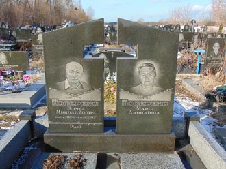 На фото двойной памятник на могилу один с крестом в СПб