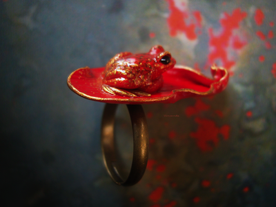 Кольцо с лягушкой на лепестке Червонной Муравы