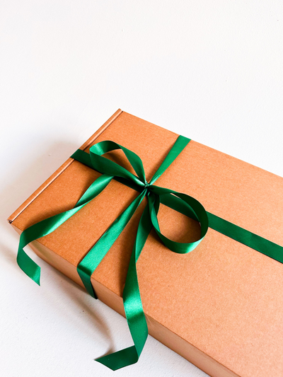 Большая подарочная коробка GILEV 44x32x15см с зеленой лентой и наполнителем крафт