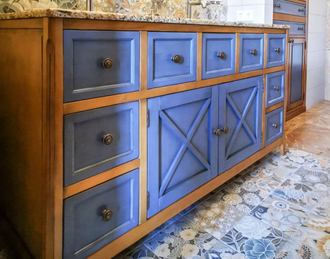 Тумба с двумя встроенными мойками с мраморной столешницей.