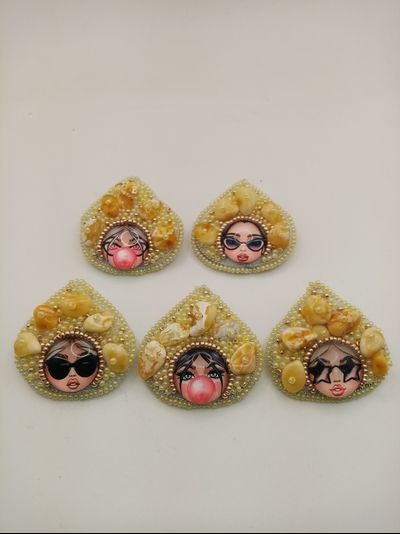 Брошь матрешка