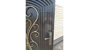 Прокладка 240 метров кабеля в грунте и бетоне. 
Соединение двух домофонов с функцией интеркома. 
Установка электозамка. 
Установка вызывной панели с углом обзора 120 град. 
Качественный монтаж ! 