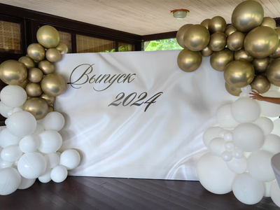 Оформление выпускного в светлом бело-золотом стиле № 1456