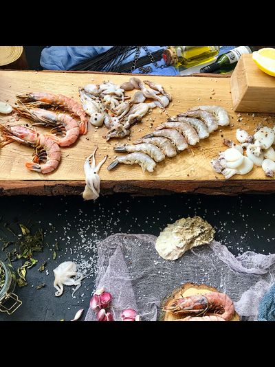 Доска для подачи закусок из дуба с корой