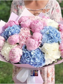 Гортензии и пионы в стильной упаковке