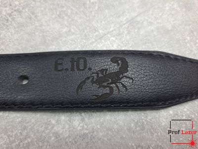 Ремень с гравировкой инициалов "Скорпион"