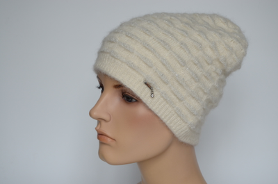 belaya-zhenskaya-vyazanaya-shapka-vizio-italiya-8020-cl
